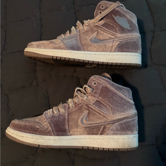 Jordan 1 lavender velvet high size 9 - Picture 2 of 5